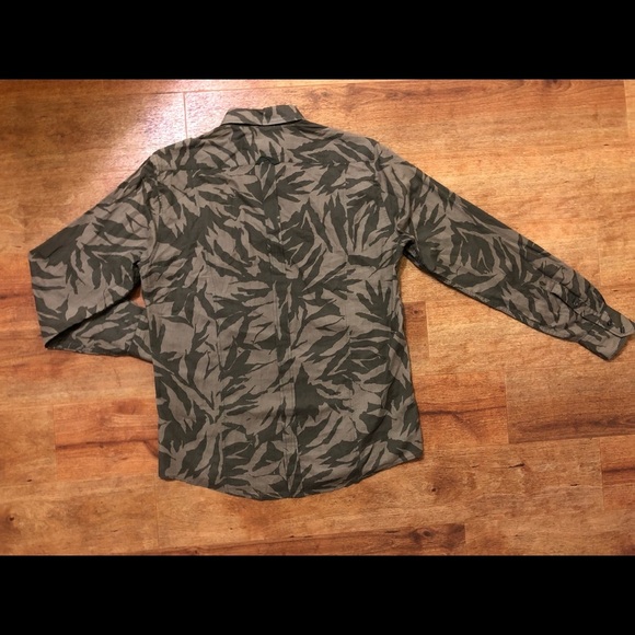 Slim fit Antony Morato olive safari print button down. Size 48M - Picture 4 of 8